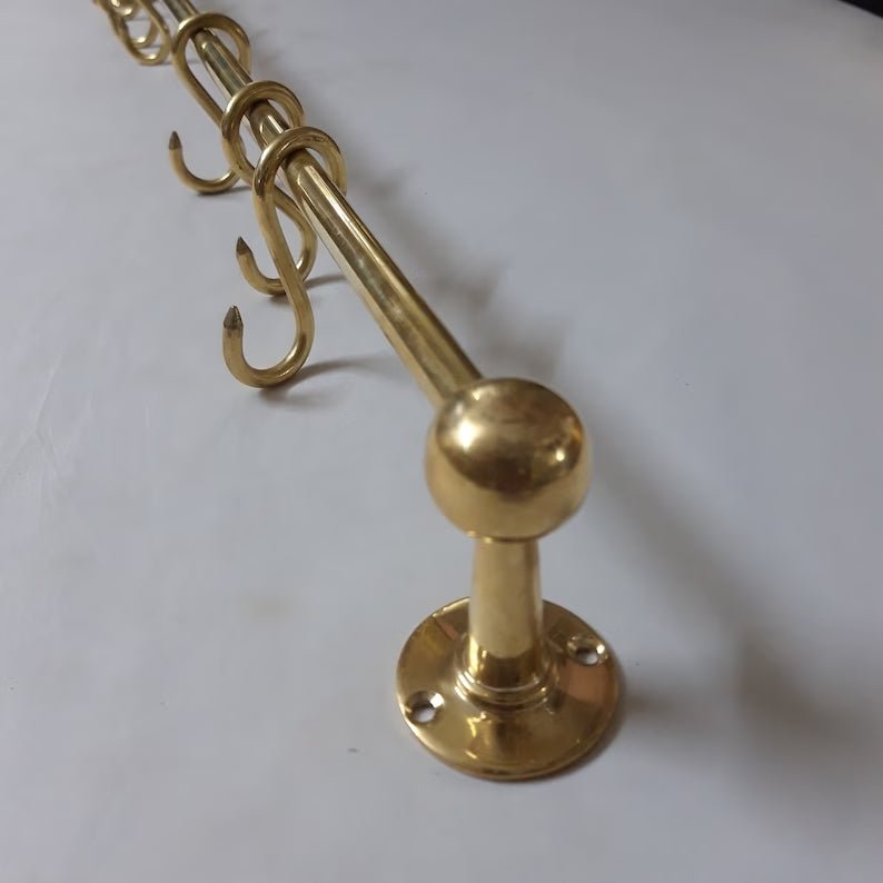 Wandregal aus unlackiertem Messing mit 10 Haken für die Küche