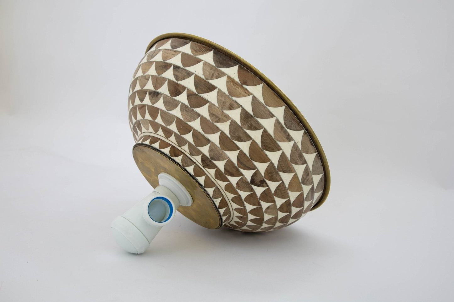 Aufsatzwaschbecken aus weißer und brauner Keramik, Innenausstattung aus goldfarbenem Messing