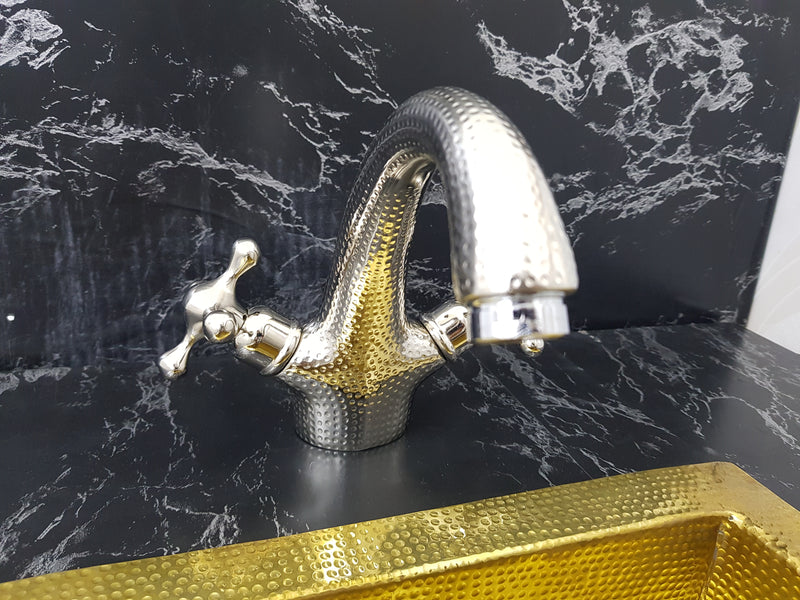 Bathroom Sink Faucet: Powder Room Elegance