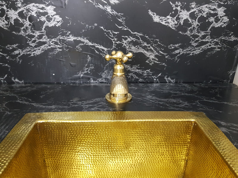 Brass Single Hole Bathroom Faucet: Vintage Style Elegance