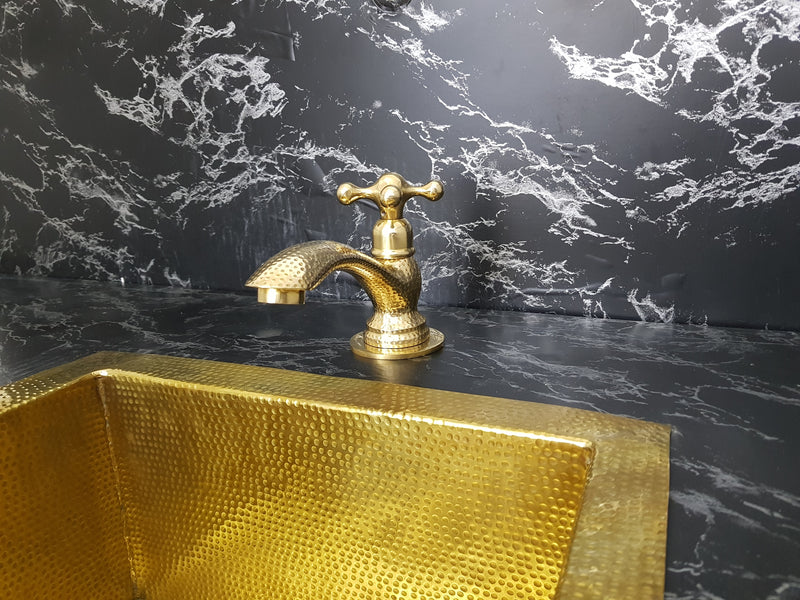 Brass Single Hole Bathroom Faucet: Vintage Style Elegance