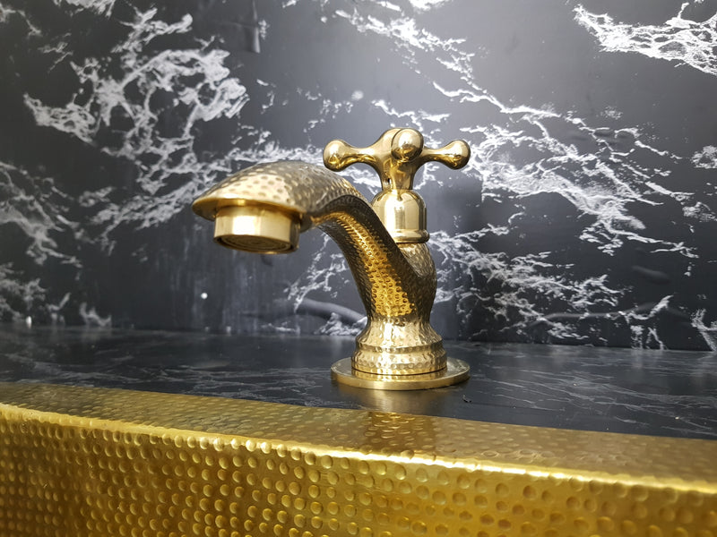 Brass Single Hole Bathroom Faucet: Vintage Style Elegance