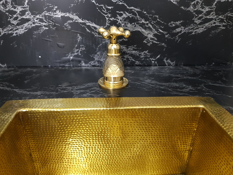 Brass Single Hole Bathroom Faucet: Vintage Style Elegance