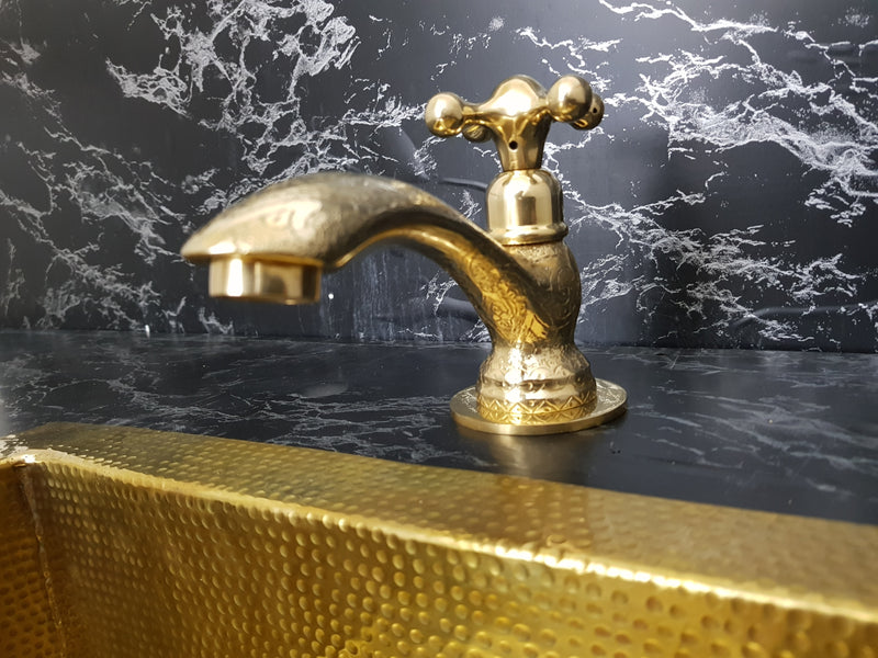 Brass Single Hole Bathroom Faucet: Vintage Style Elegance