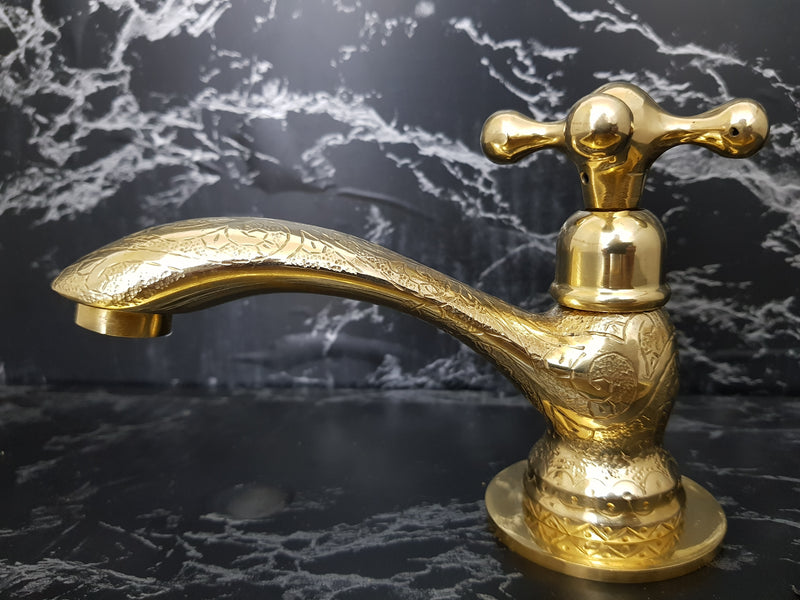 Brass Single Hole Bathroom Faucet: Vintage Style Elegance