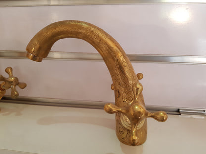 Antique Copper Faucet: Bathroom Vanity Elegance