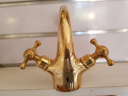 Antique Copper Faucet: Bathroom Vanity Elegance