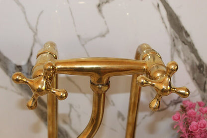 Robinet de cuisine antique en laiton non verni avec poignées en croix simples pour une cuisine moderne de style vintage 