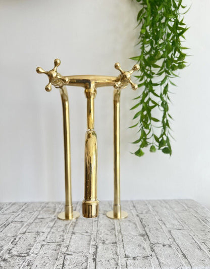 Küchenarmatur aus unlackiertem Messing, handgefertigte Brückenarmatur mit geraden Beinen und verschiedenen Griffvarianten – Küchenarmaturen 