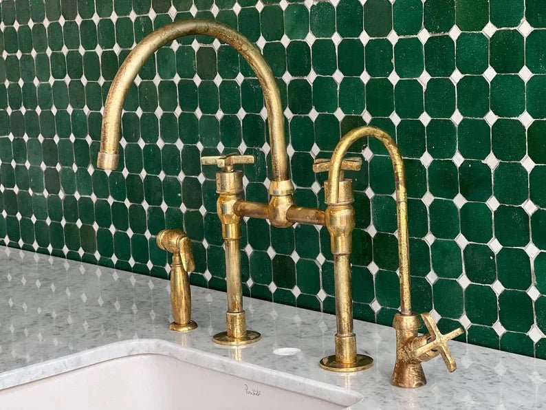 Küchenarmatur aus unlackiertem Messing, Armatur mit quadratischen Griffen aus massivem Messing 