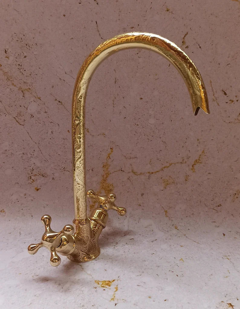 Marokkanischer Messing-Wasserhahn mit Gravur, unlackierter Messing-Küchenhahn, Messing-Waschtischhahn, Schwanenhals-Wasserhahn aus Messing