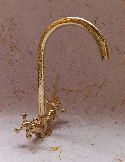 Marokkanischer Messing-Wasserhahn mit Gravur, unlackierter Messing-Küchenhahn, Messing-Waschtischhahn, Schwanenhals-Wasserhahn aus Messing
