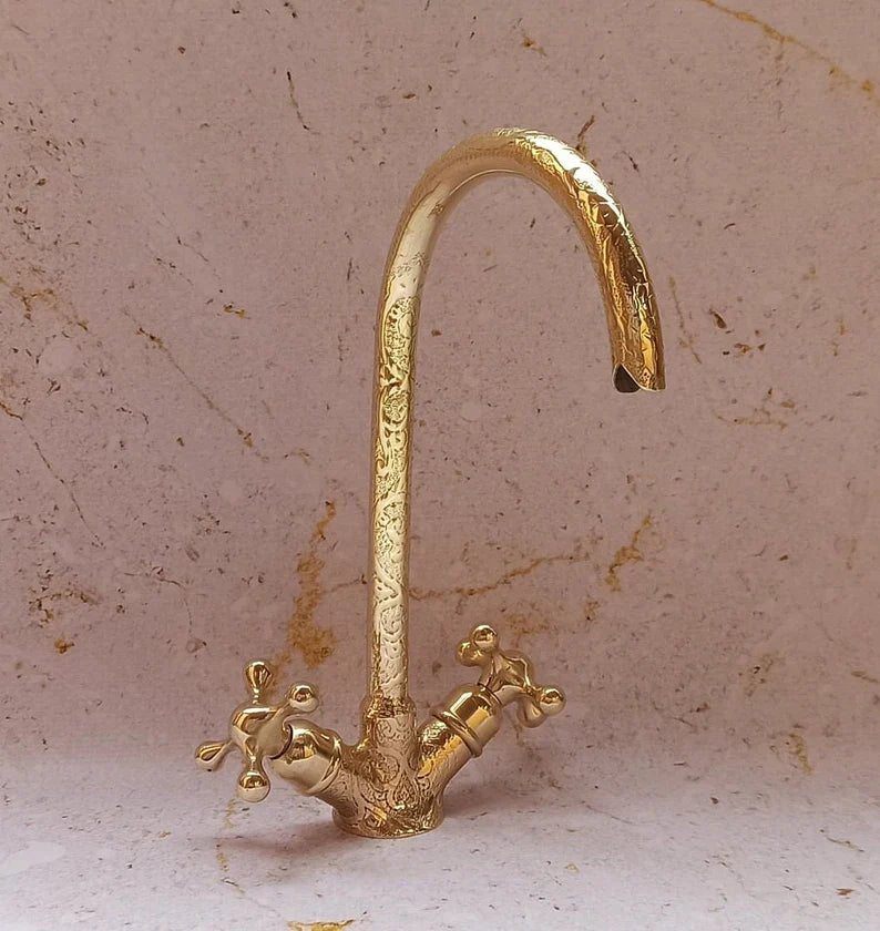 Marokkanischer Messing-Wasserhahn mit Gravur, unlackierter Messing-Küchenhahn, Messing-Waschtischhahn, Schwanenhals-Wasserhahn aus Messing