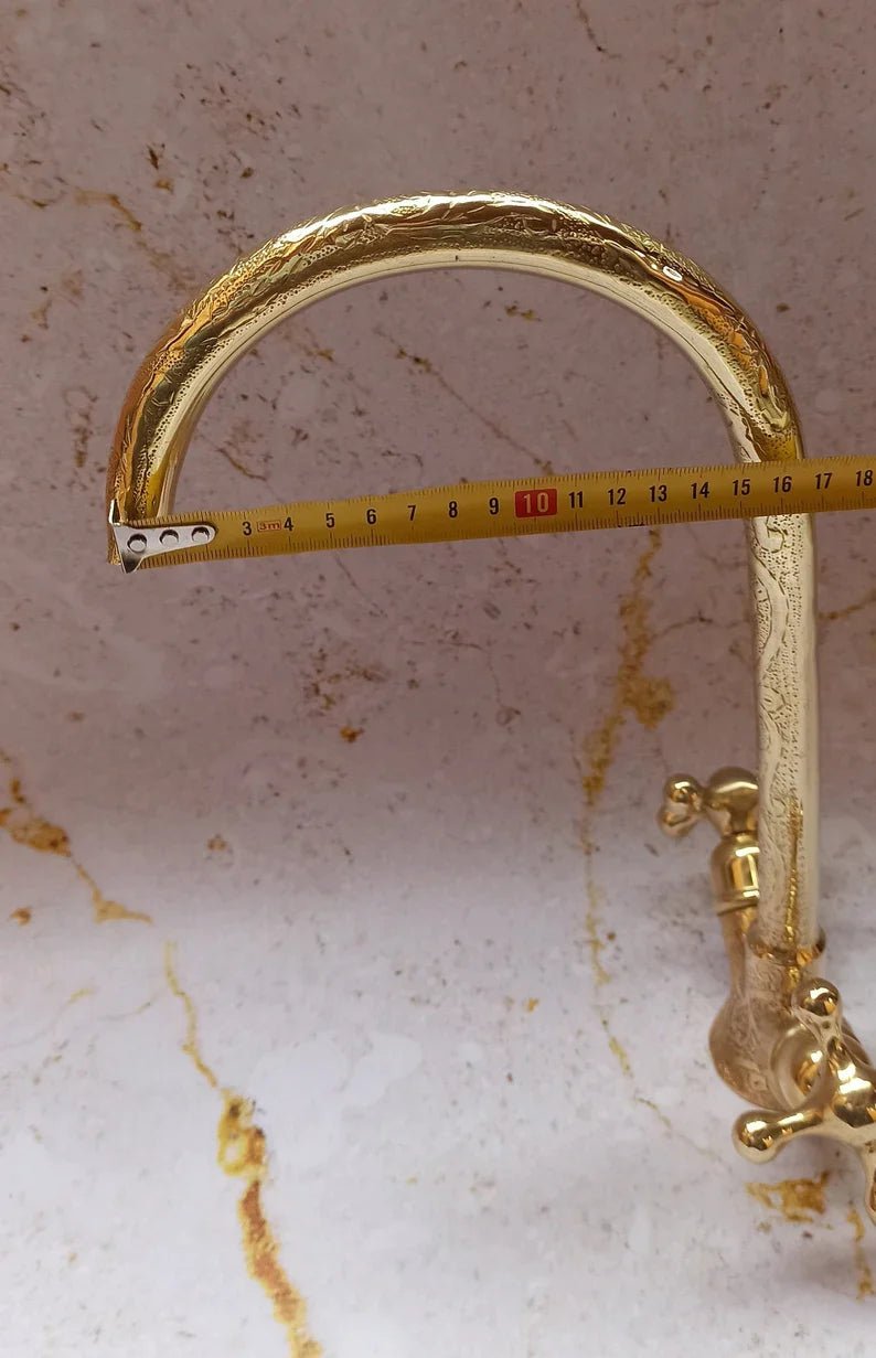 Marokkanischer Messing-Wasserhahn mit Gravur, unlackierter Messing-Küchenhahn, Messing-Waschtischhahn, Schwanenhals-Wasserhahn aus Messing
