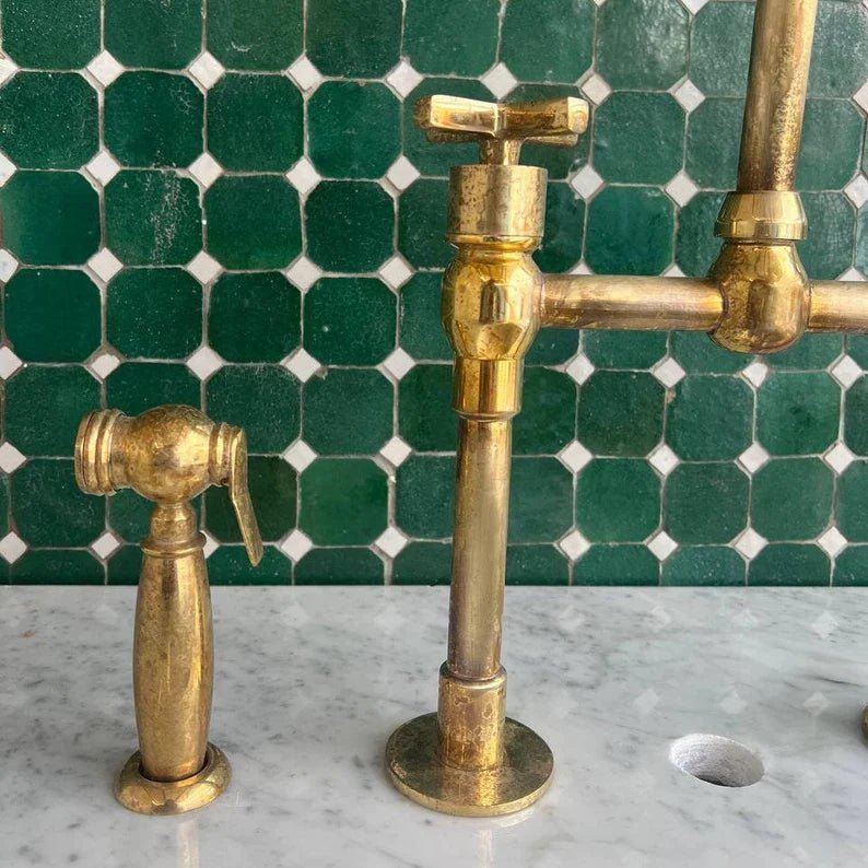 Küchenarmatur aus unlackiertem Messing, Armatur mit quadratischen Griffen aus massivem Messing 