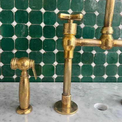 Küchenarmatur aus unlackiertem Messing, Armatur mit quadratischen Griffen aus massivem Messing 