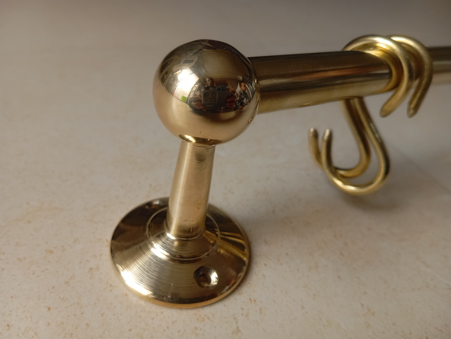 Barre de suspension en laiton : un rangement élégant pour la cuisine