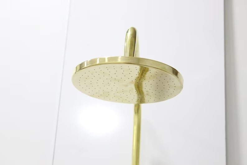 Système de douche en laiton non verni avec douchette et pommeau de douche vintage, tuyauterie apparente, flexible haute pression en laiton.