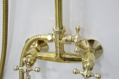 Système de douche en laiton non verni avec douchette et pommeau de douche vintage, tuyauterie apparente, flexible haute pression en laiton.