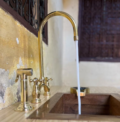 Küchenarmatur aus unlackiertem Messing, gebogene V-förmige Armatur, Messingarmatur mit verschiedenen Griffen 