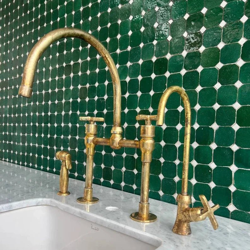 Küchenarmatur aus unlackiertem Messing, Armatur mit quadratischen Griffen aus massivem Messing 