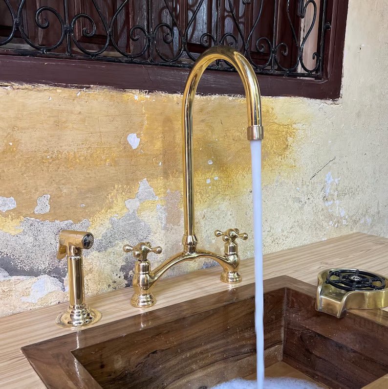 Küchenarmatur aus unlackiertem Messing, gebogene V-förmige Armatur, Messingarmatur mit verschiedenen Griffen 