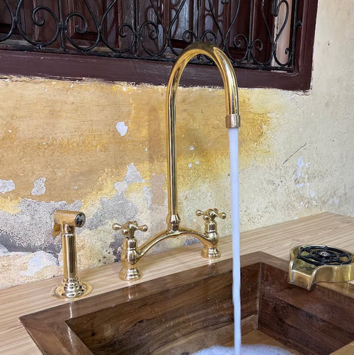 Küchenarmatur aus unlackiertem Messing, gebogene V-förmige Armatur, Messingarmatur mit verschiedenen Griffen 