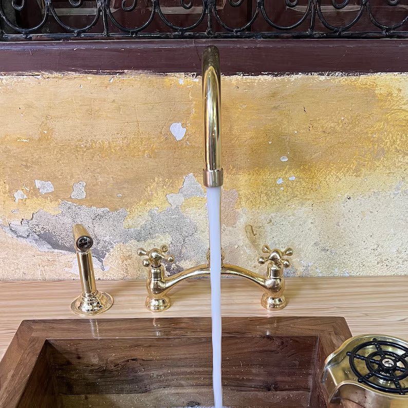 Küchenarmatur aus unlackiertem Messing, gebogene V-förmige Armatur, Messingarmatur mit verschiedenen Griffen 