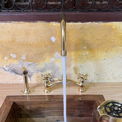 Küchenarmatur aus unlackiertem Messing, gebogene V-förmige Armatur, Messingarmatur mit verschiedenen Griffen 