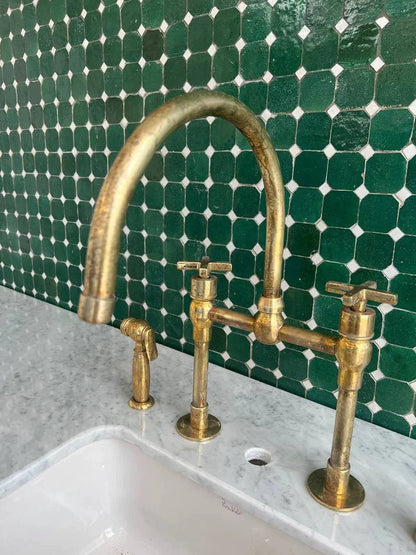 Küchenarmatur aus unlackiertem Messing, Armatur mit quadratischen Griffen aus massivem Messing 