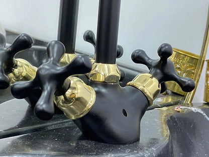 Massive, unlackierte Schwanenhals-Badezimmerarmatur aus schwarzem Messing und Gold mit schlichten Kreuzgriffen, Vintage-Waschtisch