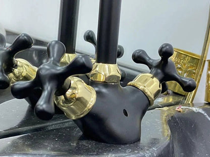 Massive, unlackierte Schwanenhals-Badezimmerarmatur aus schwarzem Messing und Gold mit schlichten Kreuzgriffen, Vintage-Waschtisch