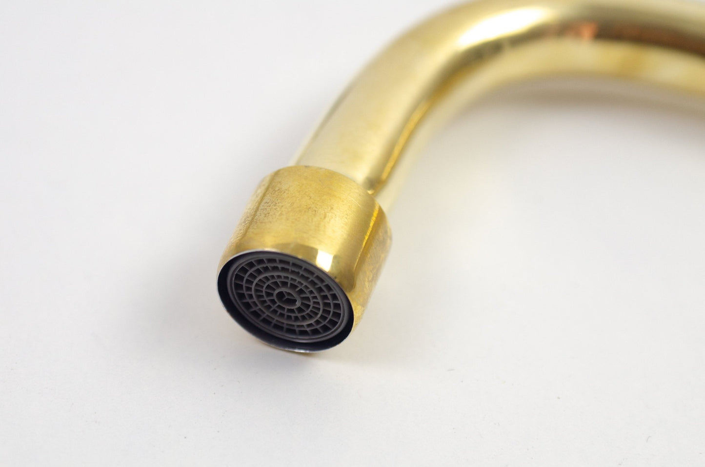 Robinet mural en laiton non verni : une touche de sophistication pour votre cuisine ou votre salle de bain