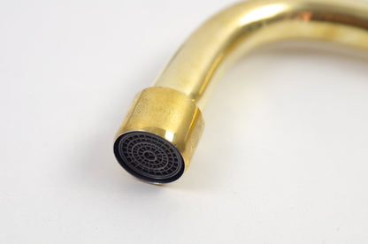 Robinet mural en laiton non verni : une touche de sophistication pour votre cuisine ou votre salle de bain